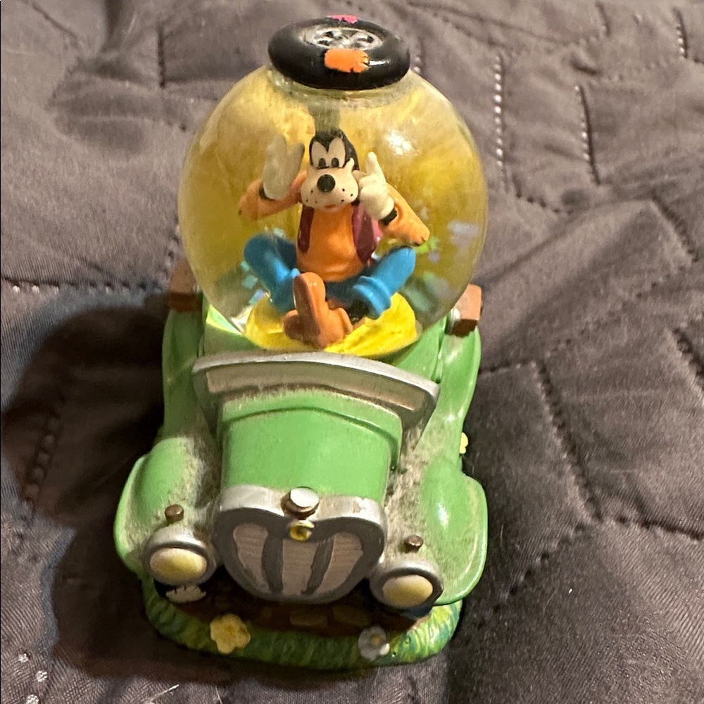 Vintage Disney Store Goofy Toontown green car snow globe